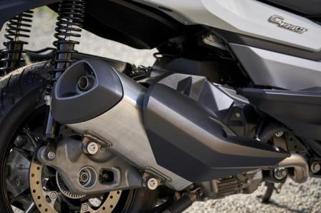 Es recomendable que engrases los sistemas móviles, como la transmisión secundaria con grasa específica o los mandos mecánicos y piezas móviles como son las palancas y levas o los cables del embrague y frenos