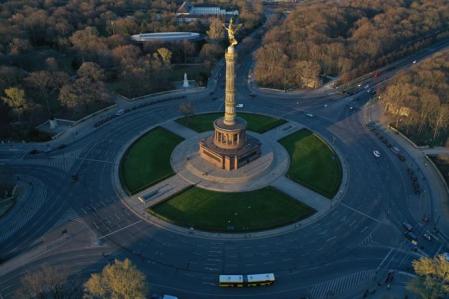 La habitual congestión de tráfico que suele haber en torno a la Columna de la Victoria, en Berlín, brilla por su ausencia en esta fotografía del pasad 24 de marzo en este importante eje viario de la capital alemana. En este punto situado en el parque Tiergaten confluyen cinco grandes arterias viarias que enlazan los céntricos distritos de Mitte y Charlottenburg
