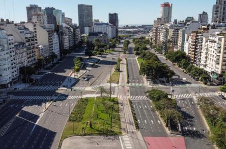 Los efectos de la cuarentena se dejan ver en enclaves tan emblemáticos y generalmente colapsados de tráfico como la avenida 9 de Julio de Buenos Aires. En esta imagen aérea del 23 de marzo apenas se distingue algún vehículo