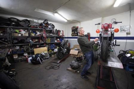 Imagen de archivo de un mecánico de motos trabajando en su taller 