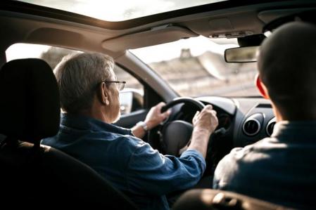 Es importante estar atento a la conducción y no distraerse con los dispositivos con que va equipado el vehículo