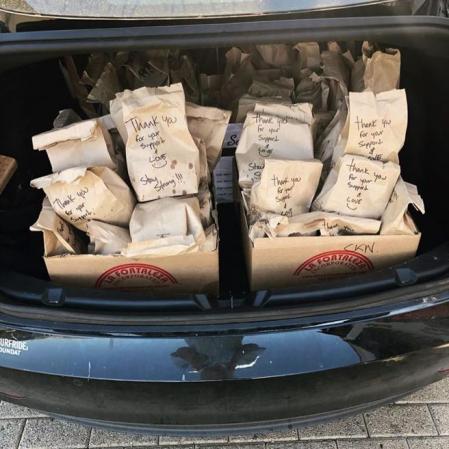 Miley Cyrus reparte tacos