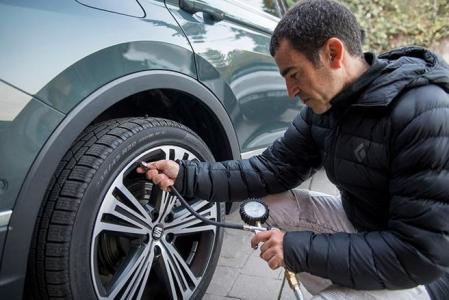 Antes de salir de casa, es básico que revises la presión de los neumáticos, siempre en relación a nuestro coche con peso&nbsp;