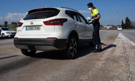 Un agente de los Mossos d'Esquadra controla la movilidad de vehículos en el peaje de La Roca del Vallès