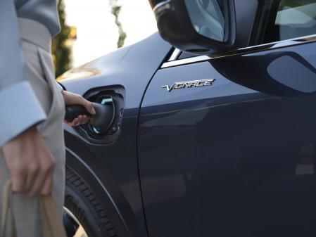 Es recomendable dirigirse al concesionario donde se ha adquirido el vehículo eléctrico para que nos aconsejen qué tipo de recarga, potencia e instalación es más adecuada