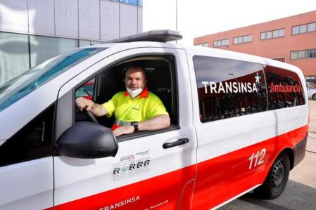 Los conductores de ambulancia relajan el uso de la mascarilla cuando no realizan el traslado de enfermos infectados por la Covid-19