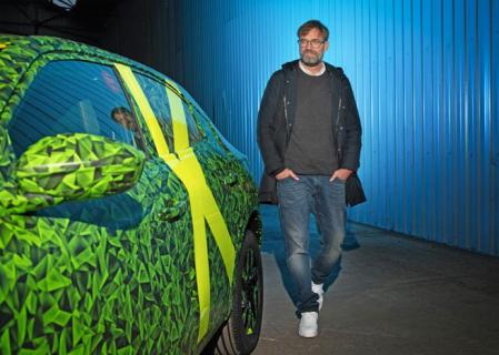 Jürgen Klopp, entrenador del Liverpool FC y embajador de Opel, ya ha podido conducir la versión eléctrica Mokka-e