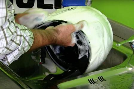 Limpia manualmente con una esponja y jabón neutro la calota exterior del casco
