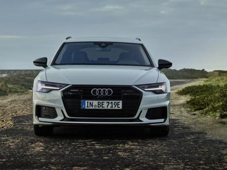 El frontal destaca por la gran calandra Singleframe y los grupos ópticos con faros Matrix LED