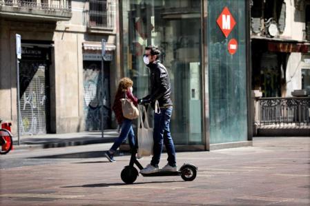 No siempre es fácil la coexistencia entre el patinete eléctrico y los viandantes por la falta de una normativa clara sobre este tipo de vehículo