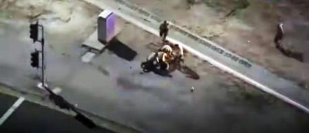 Momento en que los agentes detienen al presunto ladrón.