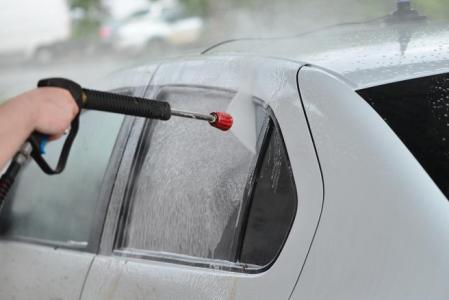 El tratamiento con virucidas se aplica con pistolas de aire comprimido que nebulizan el producto