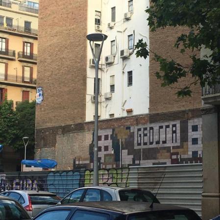 Proceso de destrucción del mosaico de la antigua gasolinera del Eixample.