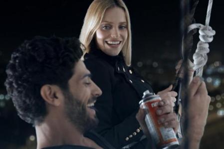 La noche que se conocen es cualquier cosa menos predecible.