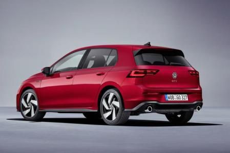 El nuevo Golf GTI tiene un centro de gravedad visual muy bajo que se logra con la línea de cintura marcada