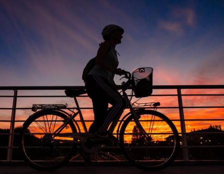 Es imprescindible llevar elementos reflejantes si circulas en bici por la noche