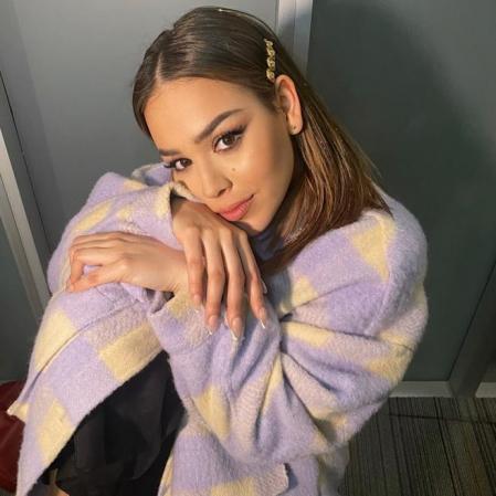 Danna Paola con la camisa de cuadros de Zara