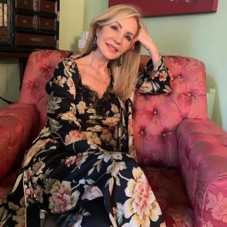 Carmen Lomana, muy elegante en el salón de su casa