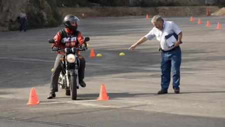 Para obtener el carnet de moto, se requiere pasar un examen práctico, entre otros requisitos indispensables&nbsp;