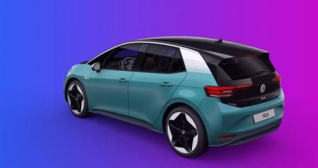 La parte trasera destaca por una luna tintada que parece ser una prolongación del techo negro