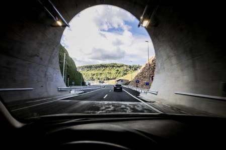 En el interior de un túnel hay que guardar una separación de al menos 100 metros respecto al vehículo que nos precede