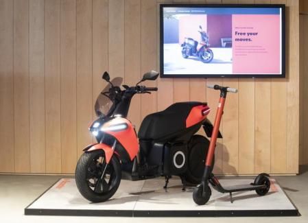 Se exhibirán las nuevas propuestas de movilidad eléctrica urbana de Seat, como esta moto y patinete