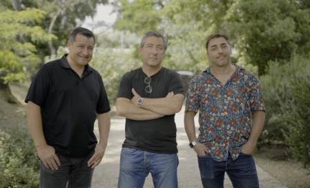 Los hermanos Roca junto a la Masía