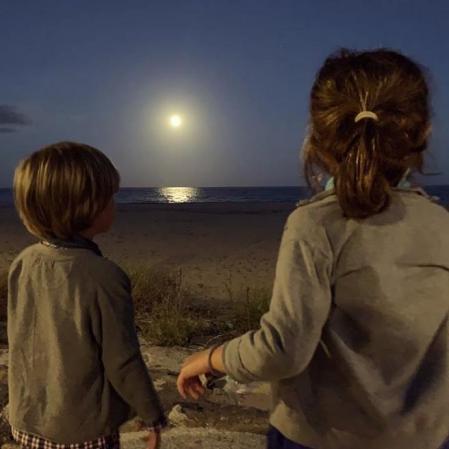 Luna llena de fresa en Sant Vicenc de Montalt.