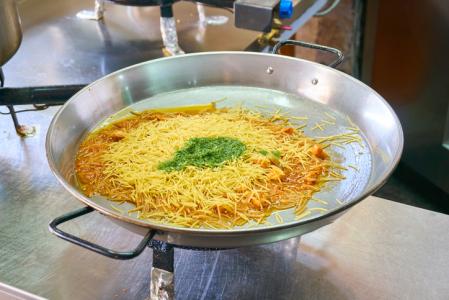 Preparando la fideuà