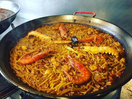 Preparando la fideuà