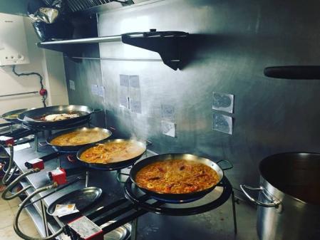 Preparando la fideuà