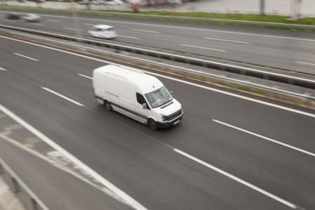 Las furgonetas de la DGT peinan cientos de kilóemtros por las carreteras españolas para pillar in fraganti a los conductores que cometen infracciones al volante