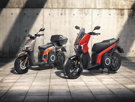 El Seat Mó eScooter 125 cuenta con dos versiones: una para pasajeros y otra concebida la para empresas de servicios compartidos, que incluye un baúl y un soporte para el móvil