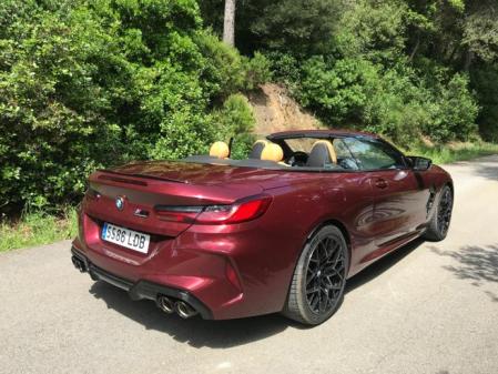 Las llantas exclusivas de aleación ligera M con diseño de radios en Y son de 20 pulgadas y presentan un acabado bicolor