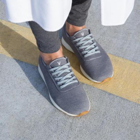 Las zapatillas Yuccs están hechas de lana merina. Modelo en gris claro.