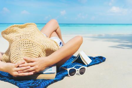 Mujer tomando el sol