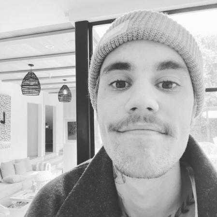 Justin Bieber con su bigote