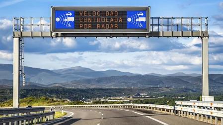 Un panel luminoso informa sobre el control de la velocidad a través de un radar