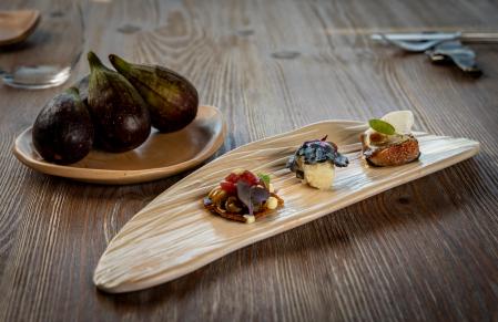 Coca amb tonyina, nigiri de calamar en su tinta, higo con panceta y foe