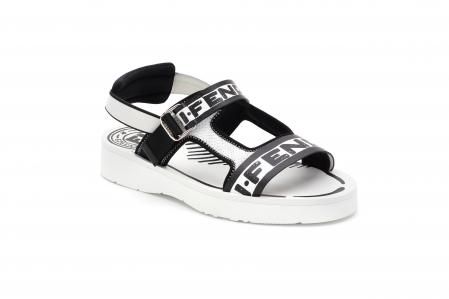 Las ugly shoes también han sido caracterizadas con el relato artístico de Vides