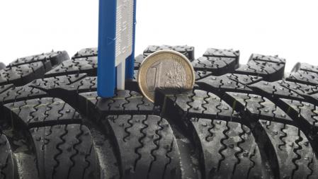 Se puede saber si la profundidad del dibujo de un neumático es adecuada con una moneda de 1 euro&nbsp;