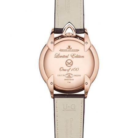 En el reverso hay una inscripción referente a la saga Kingsman