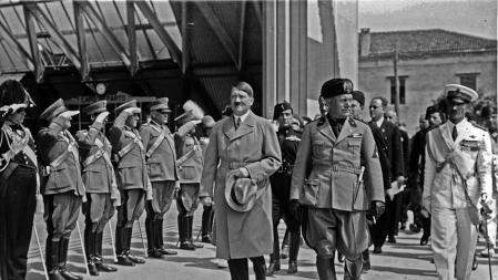 Adolf Hitler y Benito Mussolini durante una visita por el Führer a Venecia en junio de 1934.