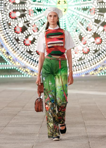 El verde y el rojo, dos de los protagonistas en la gama cromática de la colección