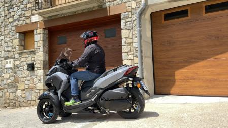 Es un scooter efectivo en vías rápidas y muy seguro, aunque en ciudad pierde el plus de la agilidad de los vehículos de dos ruedas