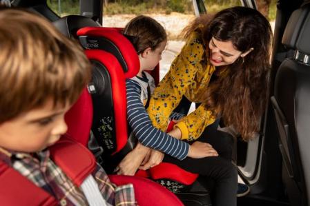 En el coche, hay que llevar siempre a los niños sentados en su Sistema de Retención Infantil (SRI)