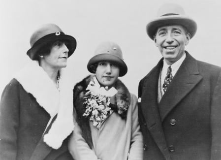 Pierre Cartier junto a su esposa y su hija en 1926.