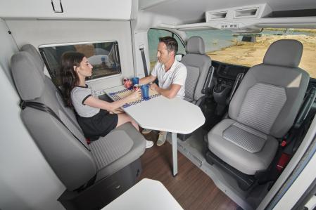 El Grand California dispone de asientos delanteros giratorios y una mesa para 4 personas&nbsp;