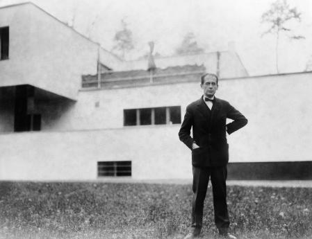 (Eingeschränkte Rechte für bestimmte redaktionelle Kunden in Deutschland. Limited rights for specific editorial clients in Germany.) Walter Gropius *18.05.1883-05.07.1969+Architekt, Dvor einem von ihm entworfenen Haus- 1927 (Photo by ullstein bild/ullstein bild via Getty Images)