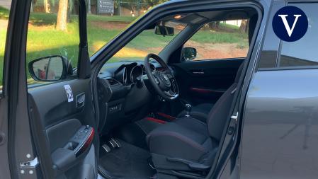 Es un compacto, pero su interior tiene una habitabilidad más que notable si se compara con algunos de sus rivales más generalistas. 